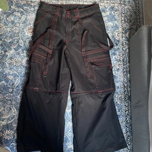 Tripp pants från blue fox  - Svarta over size byxor med röda sömmar, väldigt bekväma och luftiga nu till sommaren. Det finns även en dragkedja lite längre ner en knäna, så att man kan göra dom till shorts!