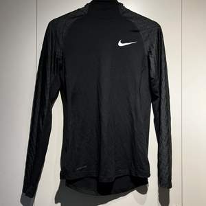 En skön träningströja från Nike  Sparsamt använt  Köpare står för frakt 