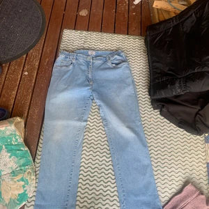 Raka Jeans Marmalade - Det är ett par jeans från Marmalade som är näst intill oanvända! Jeans från Marmalade ligger mellan 1200-1900kr nypris så de håller bra kvalitet. Storleken är 24 och jag skulle översätta den till W34/36 och L32/33 när jag provade dem.