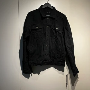 Jeans jacka med slitningar - Jeans jacka med slitningar  Använd 2 gånger  Fin jeans jacka i bra skick !  Köpare står för frakt 