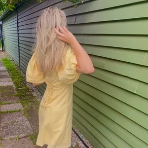 söt klänning - oanvänd söt klänning, BikBok, slutsåld💛🫶🏻☀️