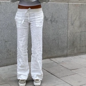 Lova widberg linne byxor  - BUDA INTE OM DU INTE ÄR 100% SÄKER PÅ ATT KÖPA Intressekoll på mina lova widberg linne byxor 💕 Har fått hem dem så kommer kunna posta direkt , har inte öppnat paketet så kan inte ta bild på hur dem ser ut på💕💕💕 (pris + frakt)