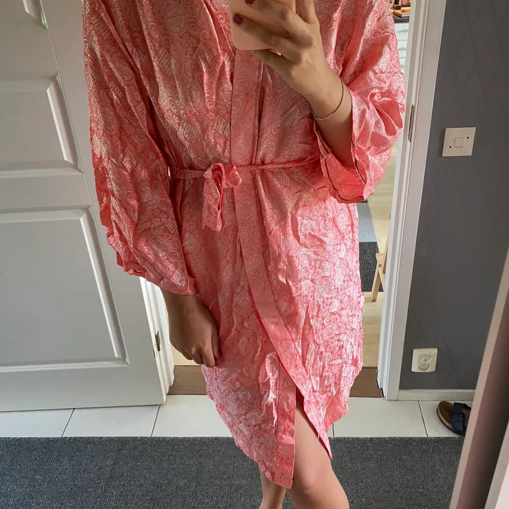 Säljer min jätte fina rosa kimono pga att jag har en exakt likadan. Oanvänd. Övrigt.