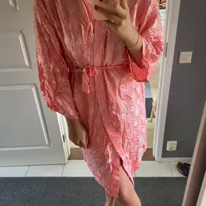 Säljer min jätte fina rosa kimono pga att jag har en exakt likadan. Oanvänd