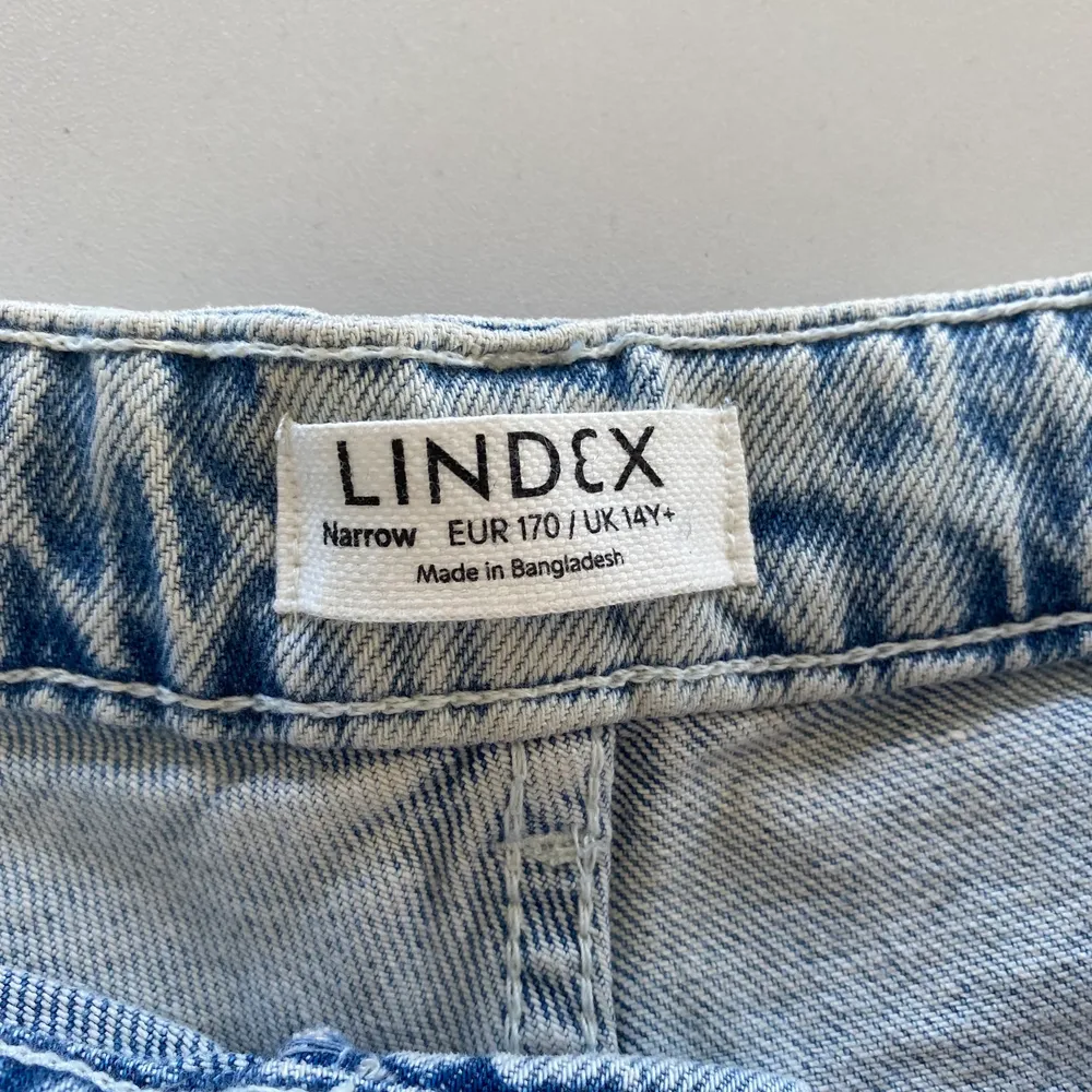 Jeans shorts till salu, dessa köptes från Lindex för 99kr och säljs för 40kr+frakt(25kr)💖☀️💘står att frakten kostar 29❌. Shorts.