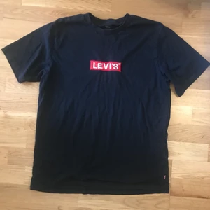 Svart Levis T-shirt (S) - Denna Levis T-shirt köpte jag förra sommaren ifrån Levis. Har inte använt den så mycket då jag växt ur den. I väldigt god skick. 100 kr