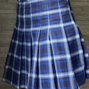 Rutig kjol från HM, storlek 36 - En fin rutig kjol som passar till dig som har en lite annorlunda stil. Den är i väldigt bra skick och är använd 2 gånger. Jag slutade andvända den för jag byttte stil.