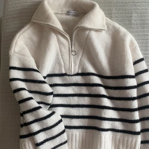 Stickad randig tröja  - Säljer denna stickade randiga tröja från bershka som är helt slutsåld! Storlek M men passar även S:) 250 kr+frakt 66 kr