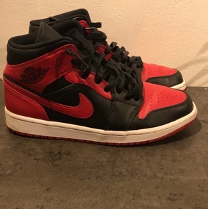 Jordan 1 Mid banned  - Hej säljer nu mina Jordan 1 mid banned för att dem inte kommer till någon användning, dem är bara använda några gånger så dem är i väldigt bra skick.  Dm för fler bilder  