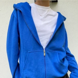 Blå kofta - Super snygg blå kofta köpt här på plick skriv för fler bilder eller frågor <3  (första bilden är från förra ägaren) SÅLD pga privat bud