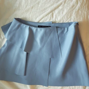 Blå faux leather kjol - Söt kjol i fake läder. Går att ha lågmidjat eller dra upp till naveln. Stretchig och så skönt. Köpare står för frakt.