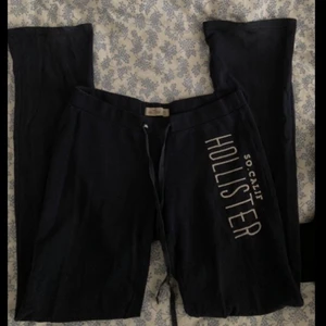 Utsvängda mjukisbyxor  - Utsvängda mjukisbyxor i en mörkblå färg från hollister. Älskar verkligen dessa byxor och de sitter så bra på rumpan men säljer då de är lite för små på mig.