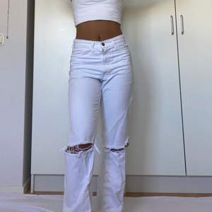 Vita jeans med ripped knän. Utsvängda flare straight raka i modellen . Midjan är hög/ mid rise. För referens är jag 160 cm (dessa är för långa för mig) och min midja är 65-70 cm. Defekten är att det är små grå fläckar (bild 3)