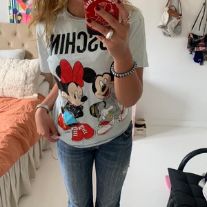 Moschino tröja - H&m X Moschino t-shirt! Storlek xs herr💜🤍