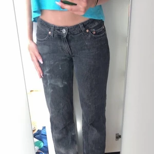 Weekday Arrow lowaisted straight jeans - OBS jag kommer inte hem förens ca 2 veckor och kommer då kunna posta paketet!!!! Den som vann budet drog sig ur, därför så är jeansen fortfarande tillgängliga. Buda privat (startpris 400kr) eller köp direkt för 450kr (+frakt)💓💓