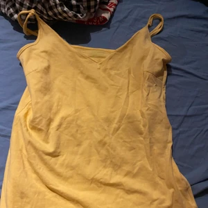 Linne - Gult v ringat linne från lager 157. Använt få par gånger.