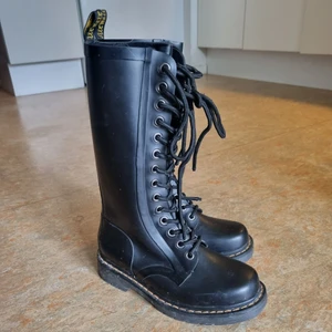 Dr.Martens gummistövlar  - Storlek 36, ett par gummistövlar som jag endast använd en gång. Kan mötas upp, annars betalar köparen för frakt. 