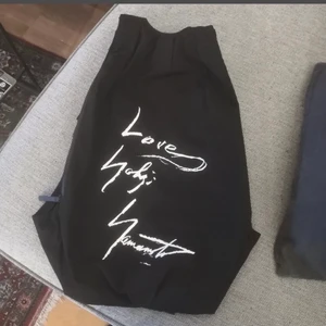 Y-3 ryggsäck  - Yohji yamamoto/adidas ryggsäck. Bra skick inga tecken på slitage. Köpt begangnad för ett par år sen. Rymlig med smarta fack.  En ovanlig ryggsäck med ett nypris på ca 3000 kr.