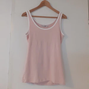 Rosa linne - Sött rosa linne med vit kant. Bekvänt och mjukt tyg och i mycket bra skick.