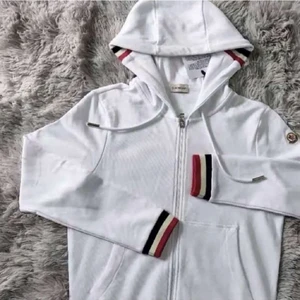 Vitt moncler hoodie - Hej! Säljer denna fina vita Moncler koftan som har ingen användning längre i huset! Koftan är använd två gånger då den inte passade mig så bra.  För mer info angående koftan eller priset kontakta gärna mig! Obs frakt finns!😃