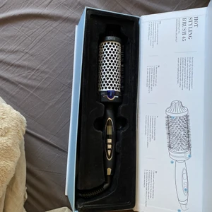 Värme rundborste  - Cera hotstyler 46mm  Borsten kombinerar den klassiska rundborsten med det bästa från ett hett stylingverktyg. ION-teknologi, 2-i-1-kvalitet, sval topp, automatisk avstängning efter ca 60 min Justerbar  Använd 4 gånger 