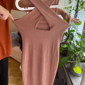 Klänning  - Ribbad klänning med en fin öppning framtill. Oanvänd från Missguided. 