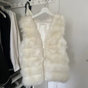 Pälsväst Vitt (Fakepäls) - Vit pälsväst (fakepäls), Nyskick, använd 1-2 ggr, Strl S (står S/M på plagget) men mer som en S skulle jag säga har själv XS-S och passar mig 💕