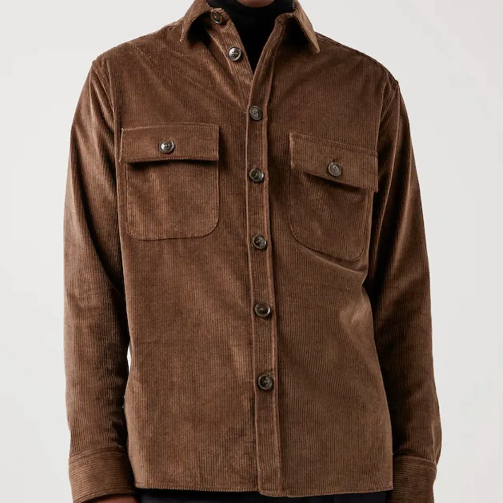 Oanvänd överskjorta herr från J.Lindeberg  Regular Fit Corduroy material. Shirt / Jacket , mörk brun.. Skjortor.