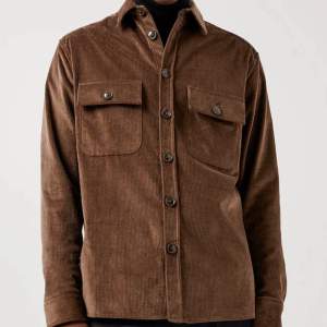 Oanvänd överskjorta herr från J.Lindeberg  Regular Fit Corduroy material. Shirt / Jacket , mörk brun.