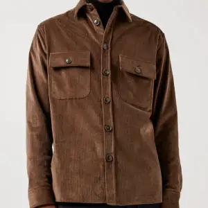 Oanvänd överskjorta herr från J.Lindeberg  Regular Fit Corduroy material. Shirt / Jacket , mörk brun.