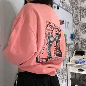 ASOS tröja  - ASOS tröja med anime-likt tryck på ryggen. Gjort av ett relativt tjockt material som håller en varm. Den är i storlek XS fast har en over-sized passform
