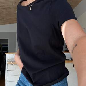 En enkel svart t-shirt i strl M från Jeansbolaget. Köparen står för frakt!