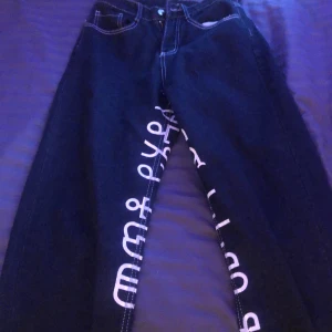 Bagy jaens i storlek s - Säljer mina bagy jeans men tryck på insidan av benen. Säljer pågrund av att dom är för små för mig. 