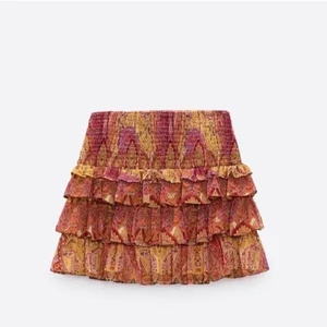 Söker mini kjol zara  - Säker en minikjol med volanger från zara högst 200 för en säg till om ni vill sälja en i storlek xs eller s 