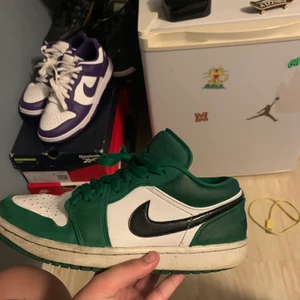 Jordan 1 low pine green - Jordan 1 low pine green storlek 41. De är inte tvättade eller fixade på bilden.  Nypris ca 4000kr. Mitt pris är 350kr. 