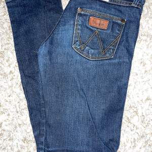Topp skick på dessa jeans! Lågmidjade. Använd ett par gånger. Sälj pga: Blivit för små. Frakt: 39kr
