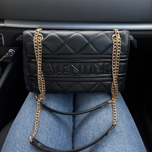 Valentino väska - Säljer min axelremsväska från Valentino, får plats med väldigt mycket i den och inga defekter osv!💞