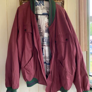 Vintage Jacka Röd/Grön - Fin jacka med snyggt tyg på insidan, jackan är ganska tunn så passar till sommaren. Ingen märkning men ser ut att vara storlek L. Kan skicka fler bilder vid förfrågan. Köparen står för frakt, rökfritt hem.