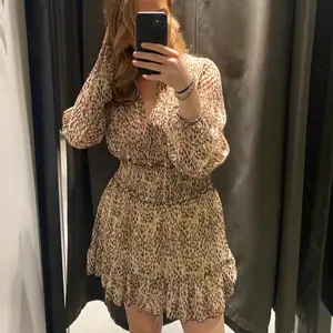 Klänning från Zara i storlek M, använd 1 gång så som ny 💗 köpare står för frakt 