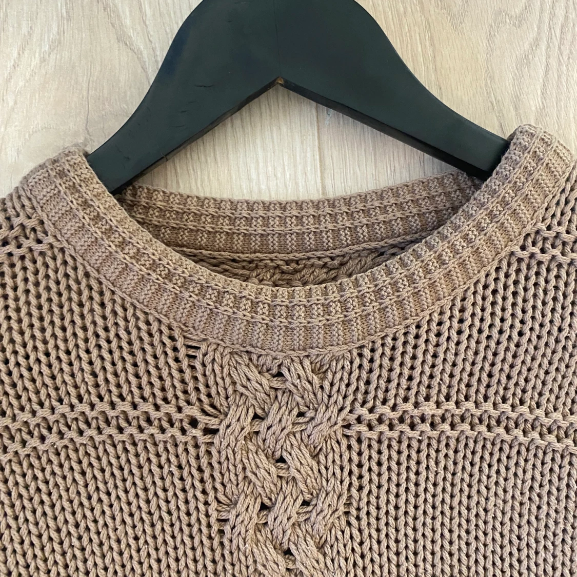 Vintage brun stickad tröja med fina detaljer - 90