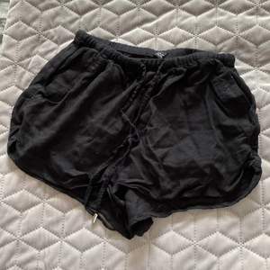 Svarta lågmidjade shorts i storlek 32. 