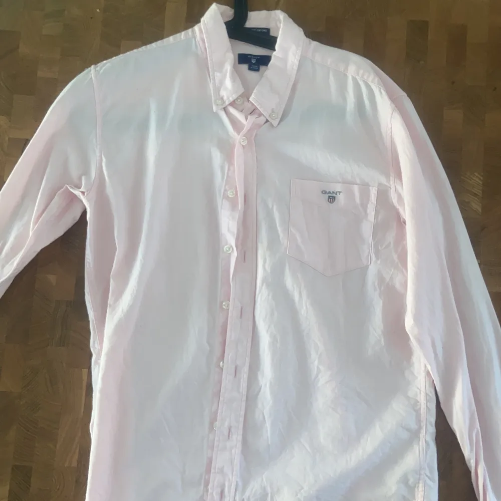 Gant skjorta använd en gång och säljer den för den inte passar längre storlek är 170 men passar xs och vissa s med . Skjortor.