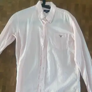 Gant skjorta använd en gång och säljer den för den inte passar längre storlek är 170 men passar xs och vissa s med 