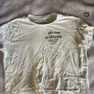 Denna T-shirt tvättas innan man får den och stryks innan man får den hem levererad 