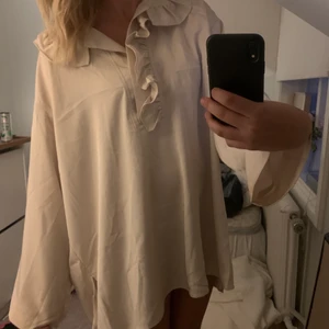 Klänning hm strl L - Säljer denna klänning i strl L men som sitter bra på mig som är s! Endast använd en gång och såså fin i sommar😍😍😍