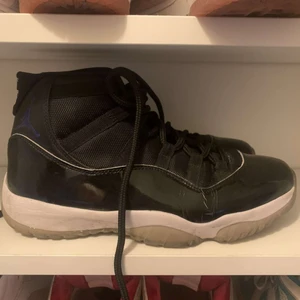 Jordan 11 space jams , storlek 44.   - Aa replika Jordan 11 space jams, passar storlek 43-44 men saknar sula och låda. Skorna är använda! 