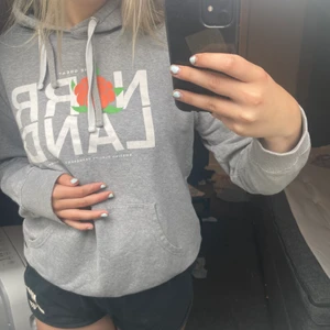 Norrland hoodie - Jätte fin dock använd synd då trycket spruckit lite. Men extremt skön ❤️‍🩹