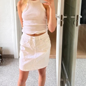 Jeanskjol - Säljer denna jättefina tajta vita jeanskjolen från NA-KD ☀️💕❤️