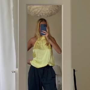 Denna gula blusen med öppen rygg är i storlek 40 från Gina Tricot. Endast använd en gång. Köparen står för frakten utöver det angivna priset.😌