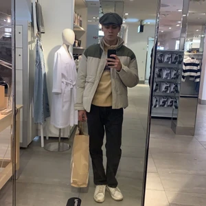 Dunjacka från Zara - Jackan är i väldigt bra skick, den är använd. Men inga slitningar, den passar någon i likadan likväl någon annorlunda än min egen kroppsbyggnad. Jag är ungefär 180 cm lång. Jackan är i M